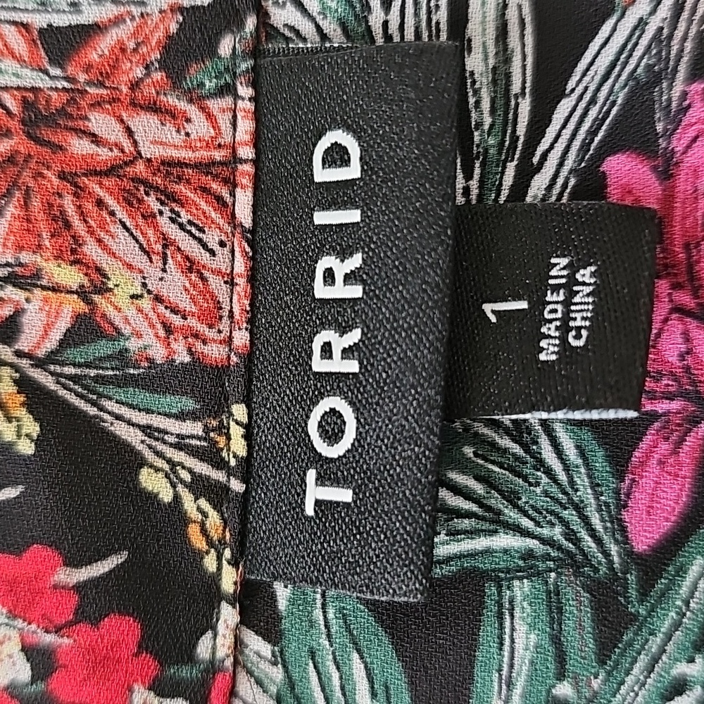 Torrid Floral Black Women's Top.size‎ 1X. Long Sleeves Covered Buttons. - Picture 9 of 11